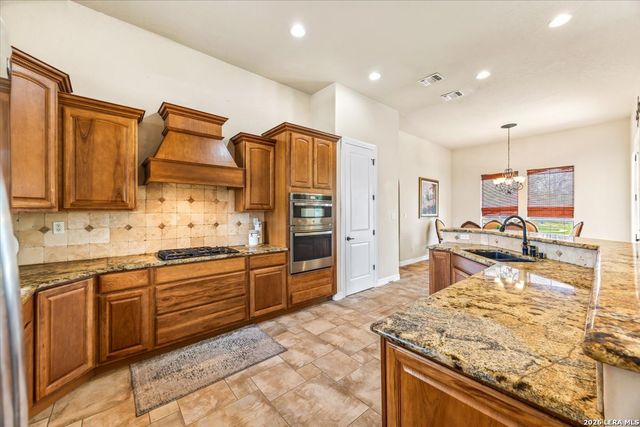 160 ABREGO LAKE DR, Floresville, TX 78114