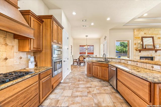 160 ABREGO LAKE DR, Floresville, TX 78114