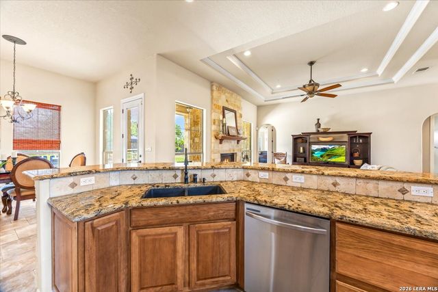 160 ABREGO LAKE DR, Floresville, TX 78114