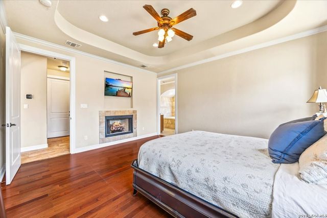 160 ABREGO LAKE DR, Floresville, TX 78114