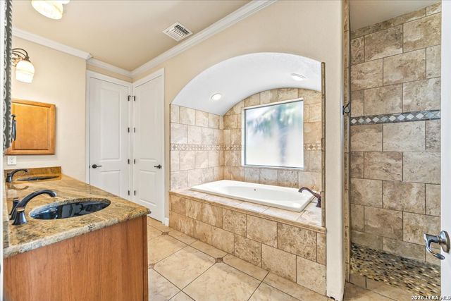 160 ABREGO LAKE DR, Floresville, TX 78114