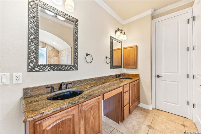 160 ABREGO LAKE DR, Floresville, TX 78114