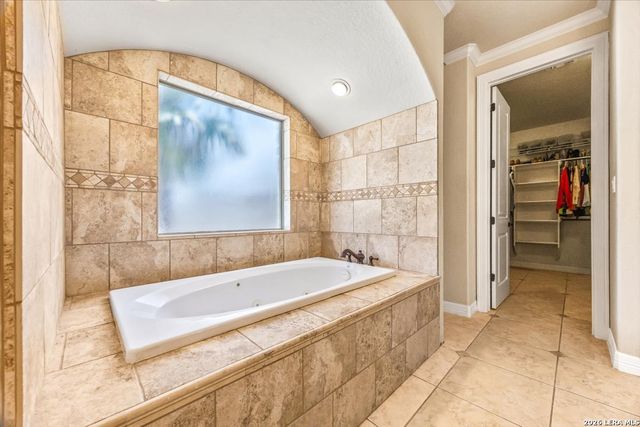 160 ABREGO LAKE DR, Floresville, TX 78114