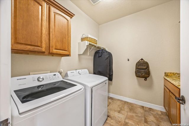 160 ABREGO LAKE DR, Floresville, TX 78114