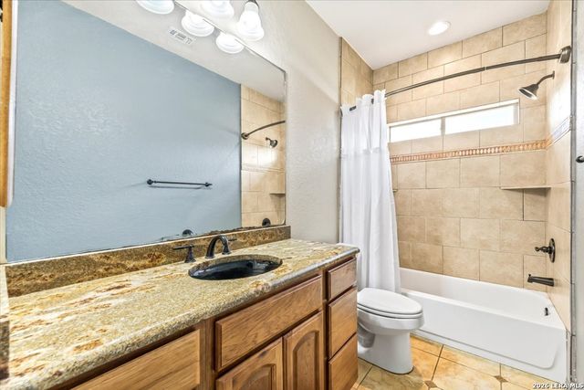 160 ABREGO LAKE DR, Floresville, TX 78114