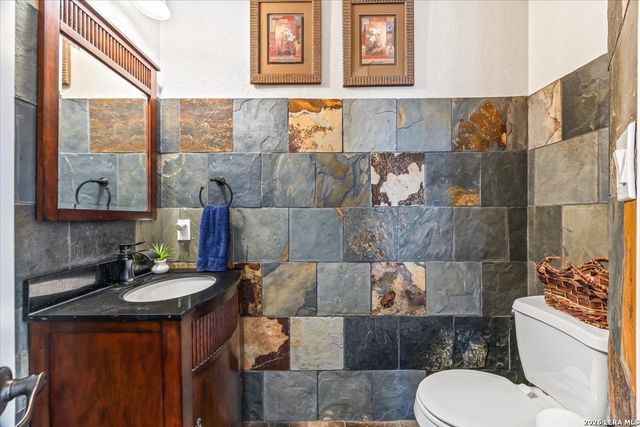 160 ABREGO LAKE DR, Floresville, TX 78114