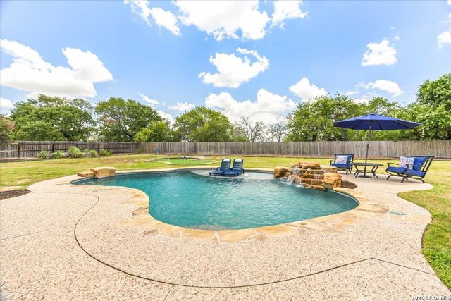 160 ABREGO LAKE DR, Floresville, TX 78114