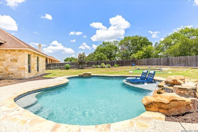 160 ABREGO LAKE DR, Floresville, TX 78114