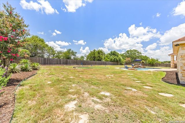 160 ABREGO LAKE DR, Floresville, TX 78114