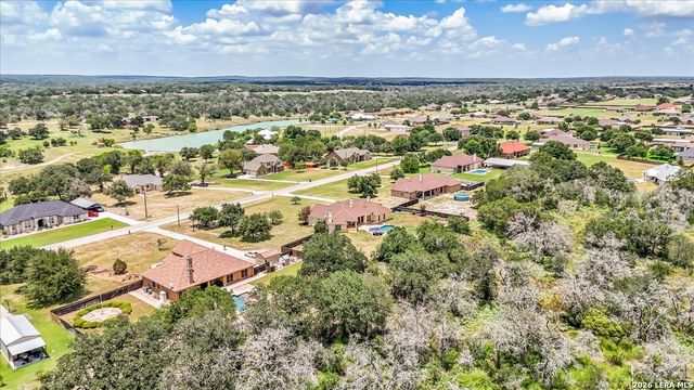 160 ABREGO LAKE DR, Floresville, TX 78114