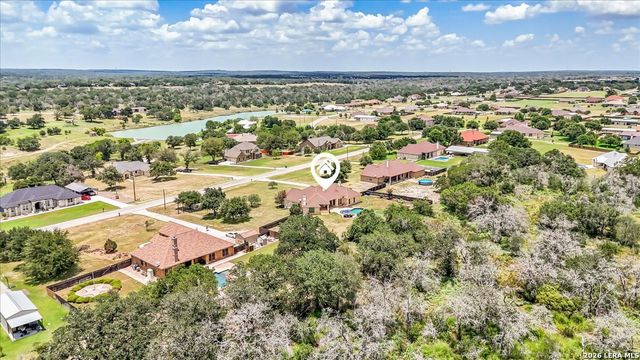 160 ABREGO LAKE DR, Floresville, TX 78114