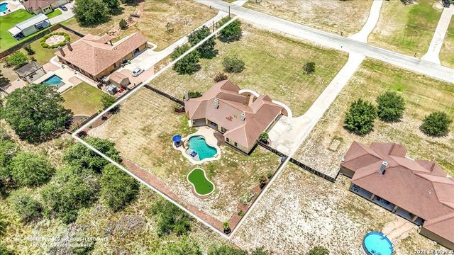 160 ABREGO LAKE DR, Floresville, TX 78114