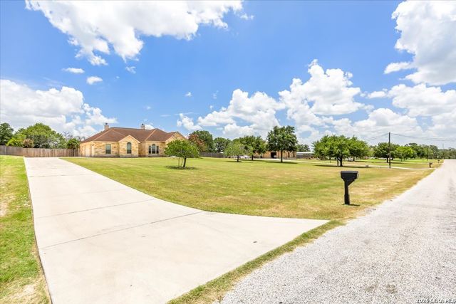 160 ABREGO LAKE DR, Floresville, TX 78114