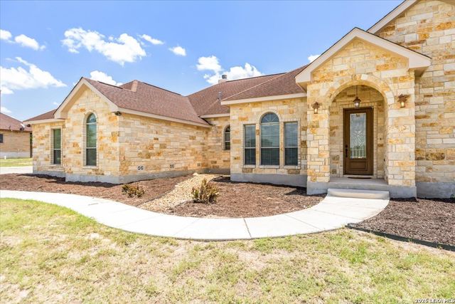 160 ABREGO LAKE DR, Floresville, TX 78114