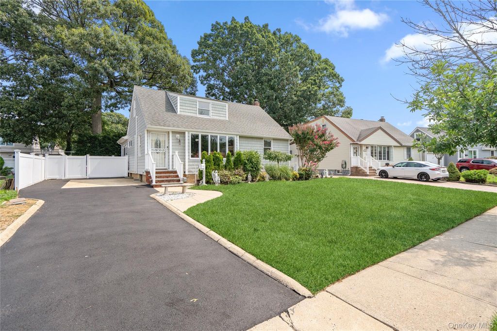 992 Woodcliff Drive, Franklin Square, NY 11010 — photo 3