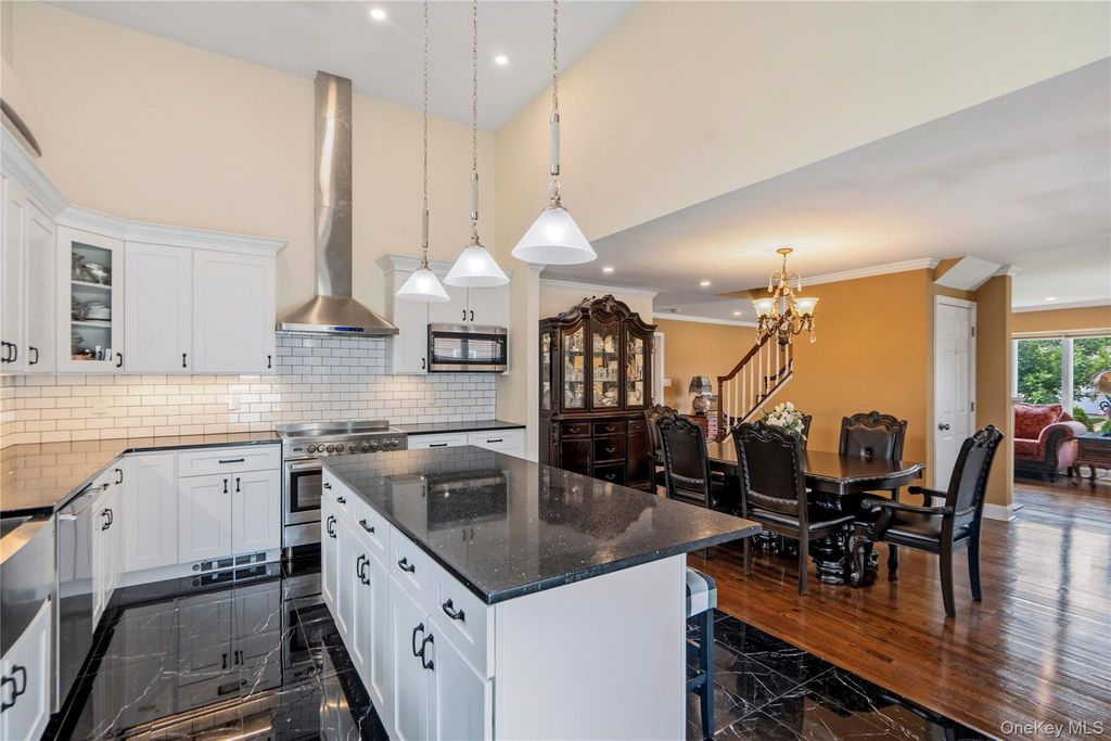 992 Woodcliff Drive, Franklin Square, NY 11010 — photo 4