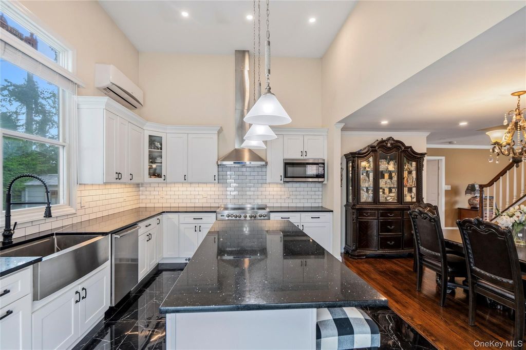992 Woodcliff Drive, Franklin Square, NY 11010 — photo 5