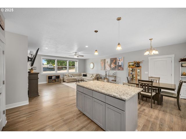 1194 Sw MAPLE St, Dallas, OR 97338