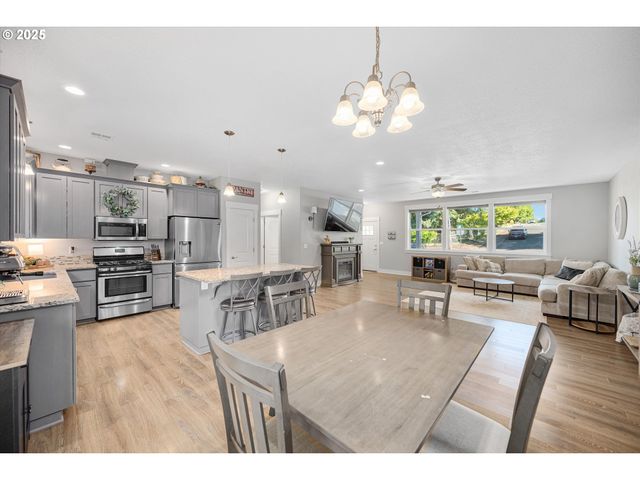 1194 Sw MAPLE St, Dallas, OR 97338