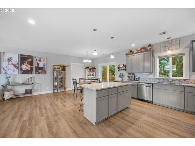 1194 Sw MAPLE St, Dallas, OR 97338