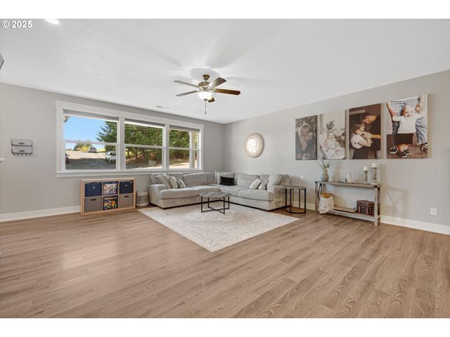 1194 Sw MAPLE St, Dallas, OR 97338