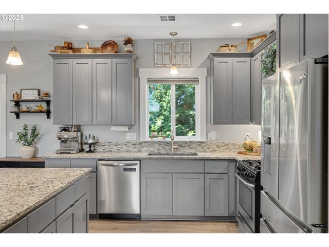 1194 Sw MAPLE St, Dallas, OR 97338