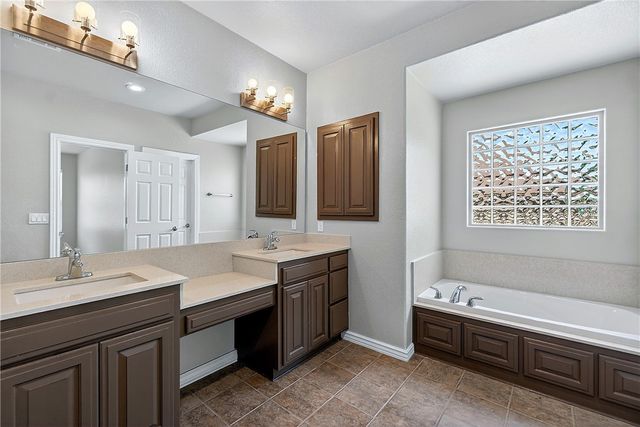 406 NW Saddlebrook Drive, Bentonville, AR 72712