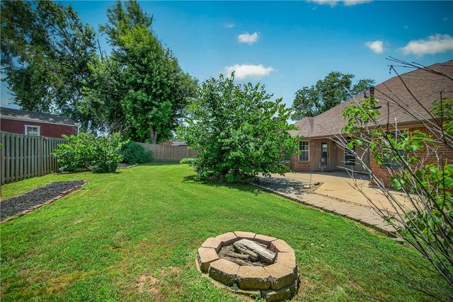 406 NW Saddlebrook Drive, Bentonville, AR 72712