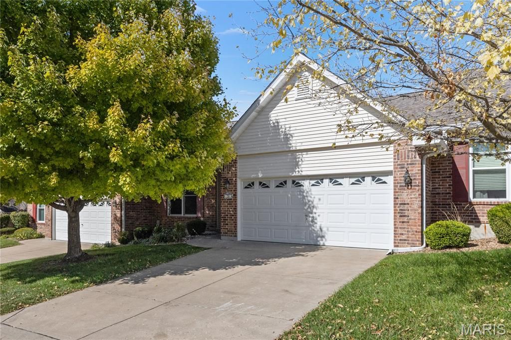 28 Country Bluff Court, St Charles, MO 63301