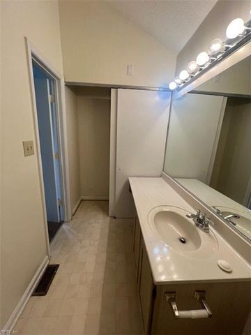 5 Salt Marsh Quay Apt H, Hampton, VA 23666