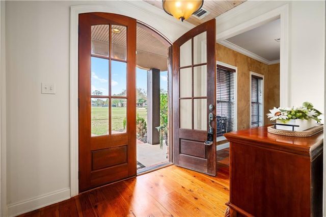 110 COLUMNS Drive, Alexandria, LA 71303