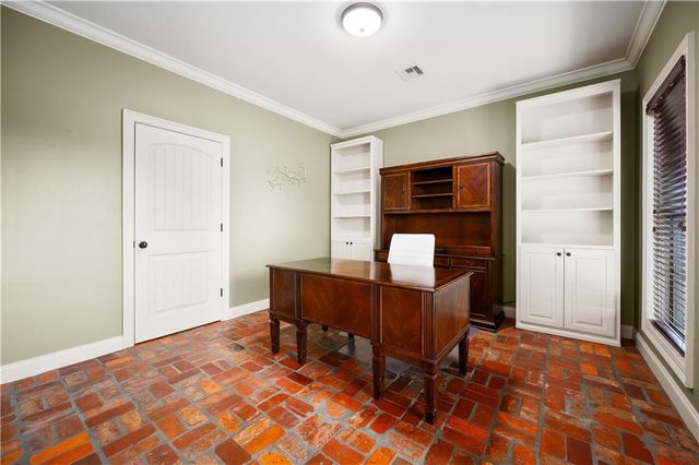 110 COLUMNS Drive, Alexandria, LA 71303