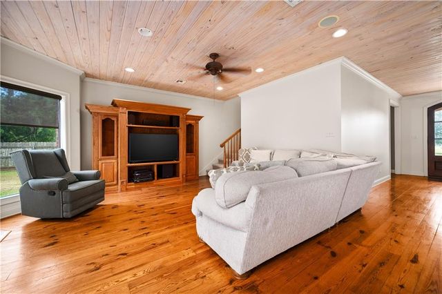 110 COLUMNS Drive, Alexandria, LA 71303