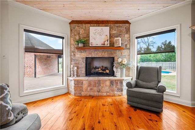 110 COLUMNS Drive, Alexandria, LA 71303