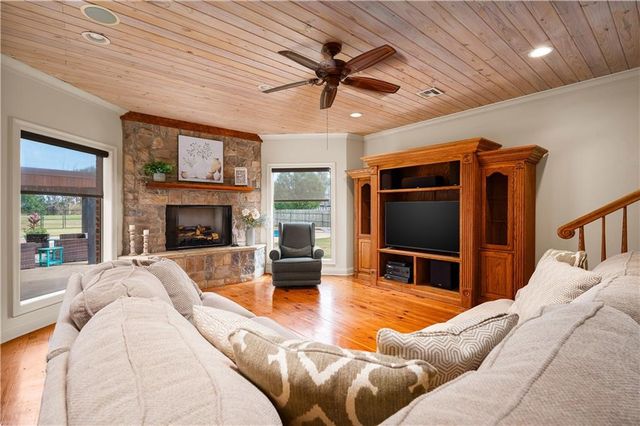 110 COLUMNS Drive, Alexandria, LA 71303