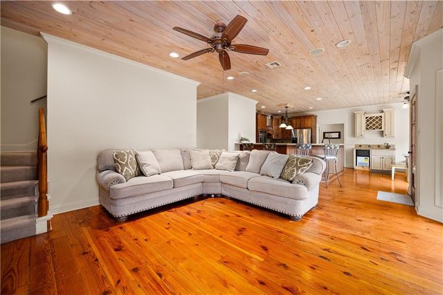 110 COLUMNS Drive, Alexandria, LA 71303