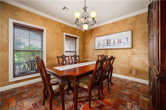 110 COLUMNS Drive, Alexandria, LA 71303