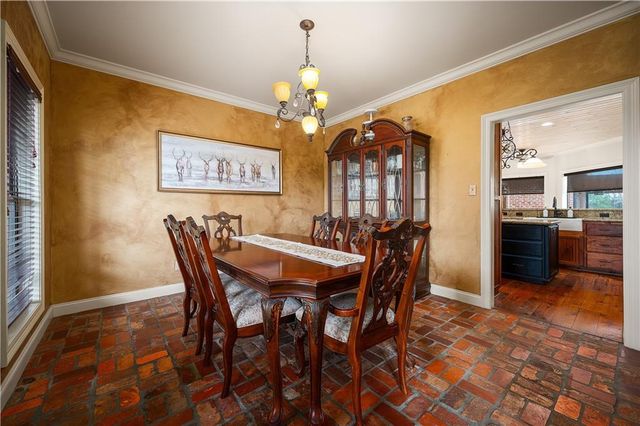 110 COLUMNS Drive, Alexandria, LA 71303