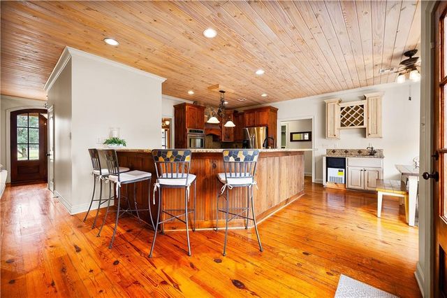 110 COLUMNS Drive, Alexandria, LA 71303