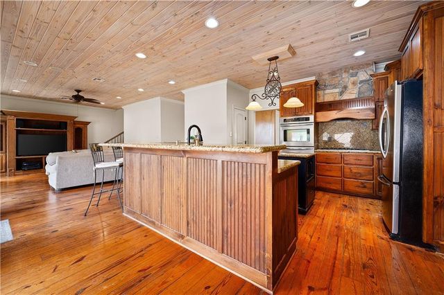 110 COLUMNS Drive, Alexandria, LA 71303