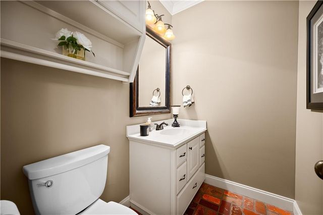 110 COLUMNS Drive, Alexandria, LA 71303