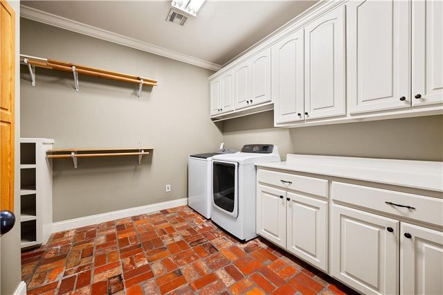 110 COLUMNS Drive, Alexandria, LA 71303