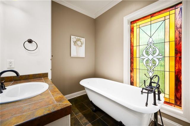 110 COLUMNS Drive, Alexandria, LA 71303