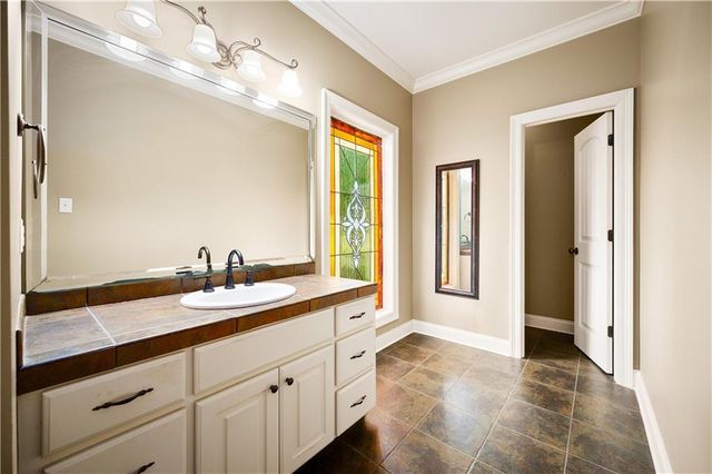 110 COLUMNS Drive, Alexandria, LA 71303