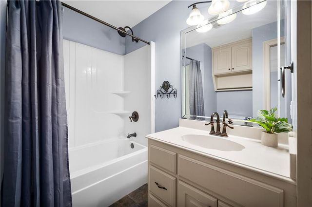 110 COLUMNS Drive, Alexandria, LA 71303