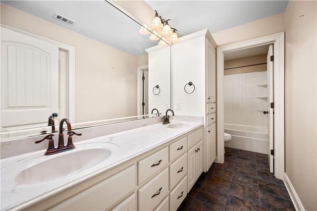 110 COLUMNS Drive, Alexandria, LA 71303