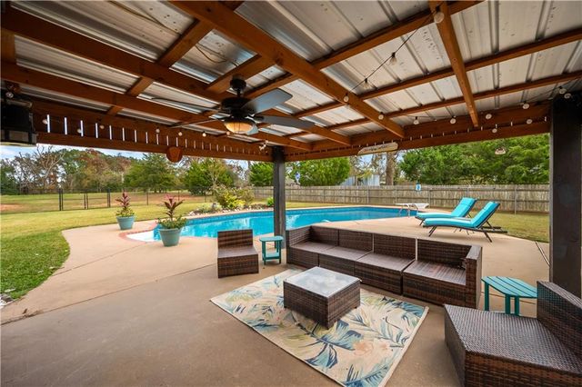 110 COLUMNS Drive, Alexandria, LA 71303