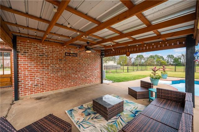 110 COLUMNS Drive, Alexandria, LA 71303