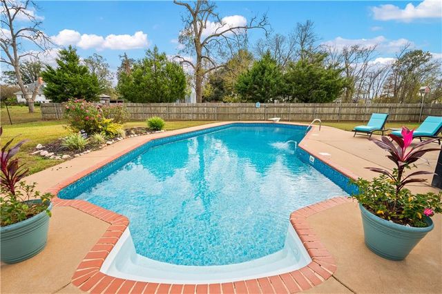 110 COLUMNS Drive, Alexandria, LA 71303