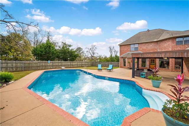 110 COLUMNS Drive, Alexandria, LA 71303